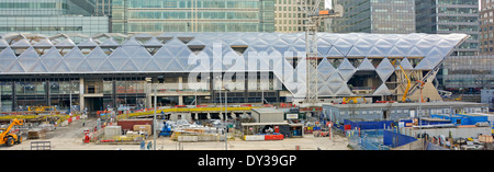 Baustelle am Crossrail Place über dem Canary Wharf Crossrail Bahnhof London UK entsteht ein neuer Retail- und Dachgartenkomplex Stockfoto