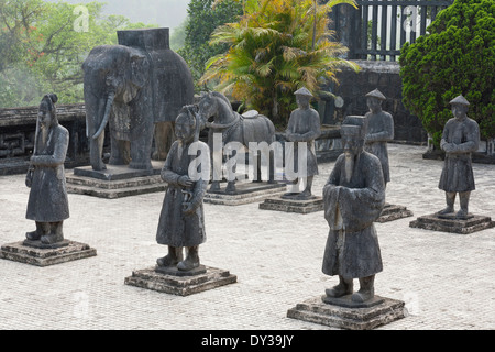 Hue, Vietnam, Südostasien. Hof, Grab von Khai Dinh, Wächter-Statuen zu Ehren Stockfoto