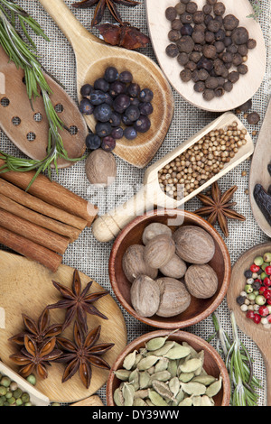 Viele duftende Gewürze in Schalen und Kugeln Stockfoto