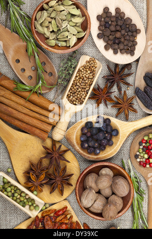 Viele duftende Gewürze in Schalen und Kugeln Stockfoto