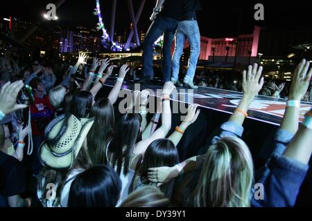 Las Vegas, NV, USA. 4. April 2014. Florida Georgia Line, Fans in Anwesenheit für 2nd Annual ACM-Party für eine Ursache Festival - Fr, die LINQ, Las Vegas, NV 4. April 2014. Bildnachweis: James Atoa/Everett Collection/Alamy Live-Nachrichten Stockfoto