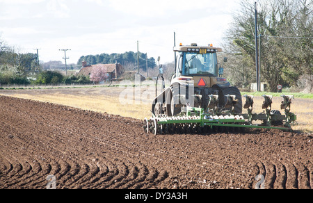 Herausforderer verfolgt Traktor Pflügen und drücken den Boden in eine Ackerfläche, Butley, Suffolk, England Stockfoto