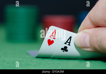 Makro-Foto von ein paar Asse in der Hand eines Pokerspielers, der Fokus ist auf die Asse der anderen Registerkarten ist verschwommen. Stockfoto