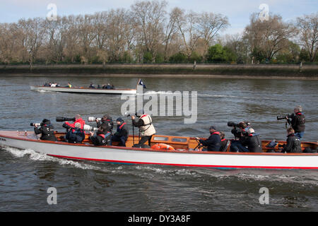 Putney, London, UK. 5. April 2014.  Mitglieder der Presse folgen die Oxford und Cambridge Crews während eines Ausflugs auf der Themse voraus für BNY Mellon University Boat Race am Sonntag, den 6. April Credit: Amer Ghazzal/Alamy Live-Nachrichten Stockfoto