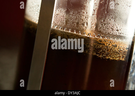 Nahaufnahme der Kaffeeausgabe in der französischen Presse Stockfoto