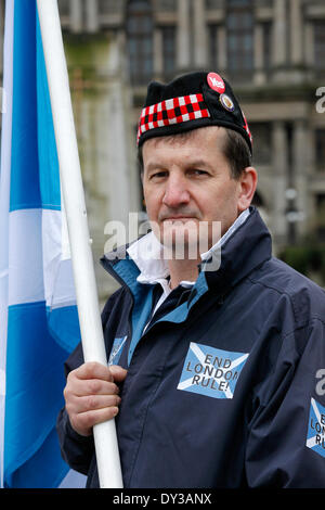 Glasgow, Schottland. 5. April 2014. Fast 1000 Anhänger der schottischen Kampagne für Nuclear Disarmament (CND) und die pro-Unabhängigkeit für Schottland Aktivisten trotzten Starkregen und widrigen Wetterbedingungen, gemeinsam in einem guten teilzunehmen gelaunt Rallye in George Square, Glasgow, Schottland, UK-Aktivisten aus ganz Schottland besucht und wollen ihre Proteste nach Faslane Naval Base, Gairloch, Schottland auf Montag, 7. April 2014 nehmen. Bildnachweis: Findlay/Alamy Live-Nachrichten Stockfoto