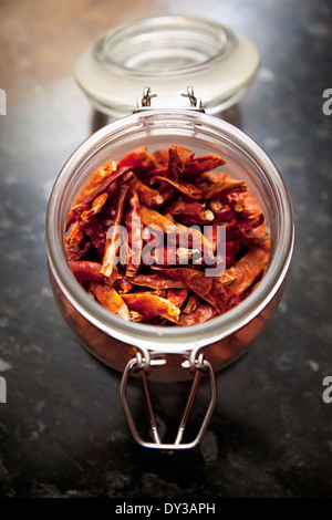 Getrocknete Chilischoten in einem Clip Top Kilner Glas Stockfoto
