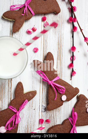 Ostern Schokolade Cookies mit Glas Milch Stockfoto