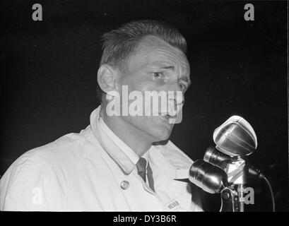 Eine Fotografie, die 1965 eine Ku Klux-Klan-Kundgebung zeigt, die das soziale und politische Klima der Zeit, insbesondere im Süden, erfasst. Stockfoto