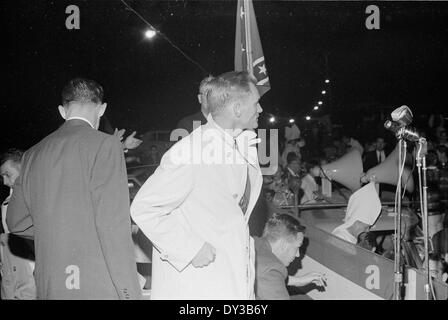 Ein historisches Foto, das eine Ku Klux-Klan-Kundgebung im Jahr 1965 darstellt, das Ereignis festgehalten und Einblicke in rassische Spannungen und Aktivismus während der Bürgerrechtsbewegung gewährt. Stockfoto