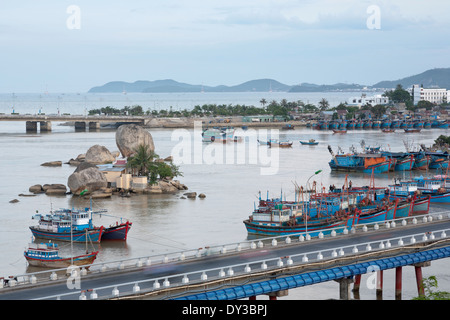 Nha Trang City, Hafen, Cai-Fluss und Tran Phu Brücke Stockfoto