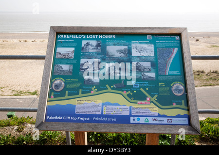 Informationen beachten Schild über verlorene Häuser durch Küstenerosion Blick auf Meer, Pakefield, Suffolk, England Stockfoto