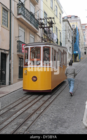 Eine gelbe Straßenbahn auf der Elevador da Bica (oder Bica Standseilbahn), Rua da Bica de Duarte Belo, Lissabon (Lisboa). Stockfoto