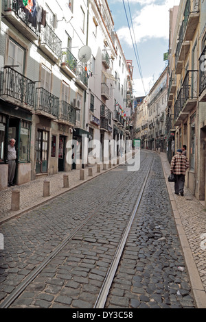 Anzeigen einer typischen dünnen Straße mit einer Straßenbahn Spur für die 12E (Rua Cavaleiros) in Lissabon (Lisboa), Portugal. Stockfoto