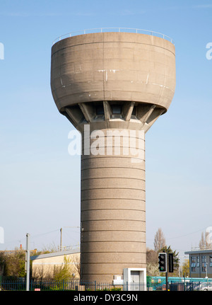 Große konkrete Lagerung Wasserturm an der Pakefield, Lowestoft, Suffolk, England-ungewöhnlich in nicht mit jedem Handy-Antennen oder Masten Stockfoto