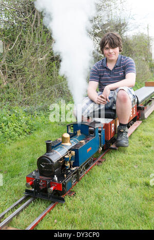 Thriplow, Cambridgeshire, Großbritannien. 5. April 2014. Besucher Tom Poskit bereitet die Dampfeisenbahn "Cyril" Aktion wie Tausende von Menschen Frühlingssonne am Thriplow Narzisse Wochenende in Cambridgeshire UK 5. April 2014 genießen. Jedes Jahr zwischen 7000-10000 Menschen besuchen die Dorf-Veranstaltung, um Anzeigen von Narzissen, Stände besuchen Bewohner offenen Gärten, Handwerk Scheunen, Essen, Morris tanzen, Land Handwerk Demonstrationen, schwere Pferde und Kirmes rides. Die Straßen sind für den Verkehr, so dass die Besucher zu die hübschen Dorf Gassen in einer Feier des Frühlings Wandern geschlossen. Bildnachweis: Julian Eales/Alamy Live Stockfoto