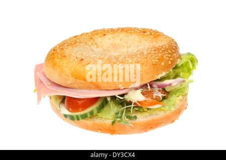 Salat mit Schinken in einem ausgesät Sesam Bagel isoliert gegen weiß Stockfoto