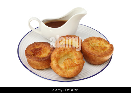 Yorkshire Pudding und Sauce in einer Sauciere auf einem Teller isoliert gegen weiß Stockfoto