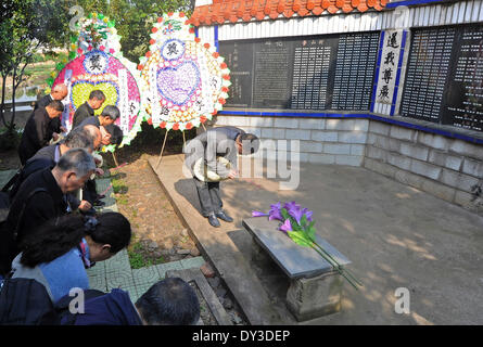 (140405)--YIWU, 5. April 2014 (Xinhua)--Gruppenmitglieder chinesische Kläger Schadensersatz von der japanischen Regierung für Schäden, die aus der Nutzung der Bakterienkrieg während Japans Aggression gegen China, trauern um Opfer in Chongshan Dorf von Yiwu-Stadt, Ost-China Zhejiang Provinz, 5. April 2014. Eine Aktivität, die zum Gedenken an Opfer getötet in Japans Bakterienkrieg vor 72 Jahren fand in Chongshan Dorf am Samstag, die das Qingming Festival geprägt, ein traditionelles chinesisches fest zu zahlen Respekt zu verstorbenen Verwandten. 1942 führte die japanische Armee eine groß angelegte Pest wa Stockfoto