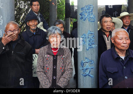 (140405)--YIWU, 5. April 2014 (Xinhua)--Wang Jinhua (1. R, vorne), ein Mitglied der Gruppe chinesische Kläger Schadensersatz von der japanischen Regierung für Schäden, die aus der Nutzung der Bakterienkrieg während Japans Aggression gegen China, trauert um Opfer mit anderen Menschen in Chongshan Dorf von Yiwu-Stadt, Ost-China Zhejiang Provinz, 5. April 2014. Eine Aktivität, die zum Gedenken an Opfer getötet in Japans Bakterienkrieg vor 72 Jahren fand in Chongshan Dorf am Samstag, die das Qingming Festival geprägt, ein traditionelles chinesisches fest zu zahlen Respekt zu verstorbenen Verwandten. In 1942 die Stockfoto