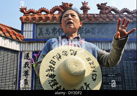 (140405)--YIWU, 5. April 2014 (Xinhua)--Wang Xuan, Anführer einer chinesischen Kläger Gruppe Entschädigungsansprüchen von der japanischen Regierung für Schäden infolge der Nutzung der Bakterienkrieg während Japans Aggression Krieg gegen China, Adressen eine Trauer-Aktivität in Chongshan Dorf von Yiwu-Stadt, Ost-China Zhejiang Provinz, 5. April 2014. Eine Aktivität, die zum Gedenken an Opfer getötet in Japans Bakterienkrieg vor 72 Jahren fand in Chongshan Dorf am Samstag, die das Qingming Festival geprägt, ein traditionelles chinesisches fest zu zahlen Respekt zu verstorbenen Verwandten. In 1942, die japanische Armee conducte Stockfoto