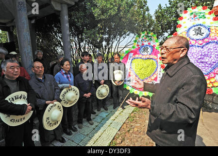 (140405)--YIWU, 5. April 2014 (Xinhua)--Wang Peigen, ein Mitglied der Gruppe chinesische Kläger Schadensersatz von der japanischen Regierung für Schäden infolge der Nutzung der Bakterienkrieg während Japans Aggression gegen China, trauert um Opfer mit anderen Menschen in Chongshan Dorf von Yiwu-Stadt, Ost-China Zhejiang Provinz, 5. April 2014. Eine Aktivität, die zum Gedenken an Opfer getötet in Japans Bakterienkrieg vor 72 Jahren fand in Chongshan Dorf am Samstag, die das Qingming Festival geprägt, ein traditionelles chinesisches fest zu zahlen Respekt zu verstorbenen Verwandten. In 1942, der kaiserlich japanischen Armee Stockfoto