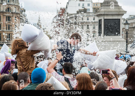 London, UK. 5. April 2014. Londoner Kissen kämpfen International Pillow Fight Tag 2014 am Trafalgar Square. Bildnachweis: Pete Maclaine/Alamy Live-Nachrichten Stockfoto