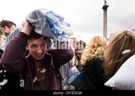 London, UK. 5. April 2014. Tausende von Menschen, die flauschige Kissen auf dem Londoner Trafalgar Square am Samstag für International Pillow Fight Day gesammelt. London, UK. Einige Leute haben ihre Kissen Federn flogen in die Luft und riss. London war einer der mehr als 100 Städten auf der ganzen Welt an der Veranstaltung teilnehmen. Bildnachweis: Cecilia Colussi/Alamy Live-Nachrichten Stockfoto