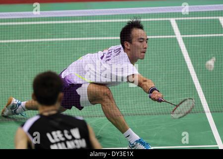 Neu-Delhi, Indien. 5. April 2014. Du Pengyu (siehe oben) von China tritt während der Herren-Einzel-Match gegen Lee Chong Wei von Malaysia bei geöffnetem Badminton 2014 Indien in New Delhi, Indien, 5. April 2014. Du verloren 1-2. © Zheng Huansong/Xinhua/Alamy Live-Nachrichten Stockfoto