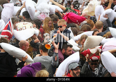 London, UK. 5. April 2014. Menschen Kissen kämpfen mit Kissen auf internationalen Kissen kämpfen Tag 2014 am Trafalgar Square in London Credit: Paul Brown/Alamy Live News Stockfoto