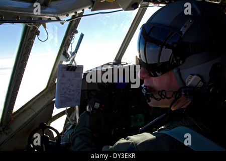 US-Militär Pilot im Cockpit fliegen C130 bis zum Südpol, Antarktis Stockfoto