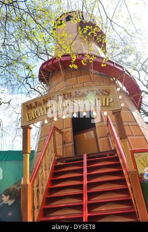 Battersea Park, London, UK. 5. April 2014. Helter Skelter Fahrt auf Carters Steam Fair. Bildnachweis: Matthew Chattle/Alamy Live-Nachrichten Stockfoto