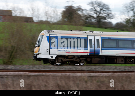 Chiltern Railways Klasse 168 Zug mit Geschwindigkeit, Hatton Norden Kreuzung, Warwickshire, UK Stockfoto