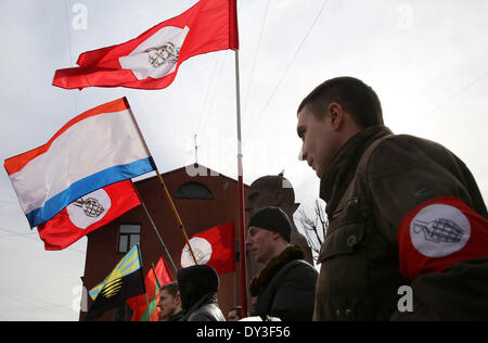 St. Petersburg, Russland. 5. April 2014. Aktivisten der Oppositionsgruppe andere Russland halten eine Banner-Lesung '' für russische Frühling! Krim, Donbass, Odessa, Charkow, '' während einer Kundgebung zur Unterstützung der russischen Menschen in der Ukraine. Mehrere Dutzend Demonstranten statt ihrer Partei-Flagge, wie sie vor dem Denkmal an russischen Dichter Vladimir Mayakovsky sammelten. © Andrey Pronin/ZUMAPRESS.com/Alamy Live-Nachrichten Stockfoto