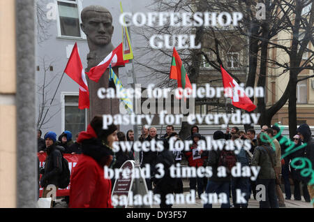 St. Petersburg, Russland. 5. April 2014. Aktivisten der Oppositionsgruppe andere Russland halten eine Banner-Lesung '' für russische Frühling! Krim, Donbass, Odessa, Charkow, '' während einer Kundgebung zur Unterstützung der russischen Menschen in der Ukraine. Mehrere Dutzend Demonstranten statt ihrer Partei-Flagge, wie sie vor dem Denkmal an russischen Dichter Vladimir Mayakovsky sammelten. © Andrey Pronin/ZUMAPRESS.com/Alamy Live-Nachrichten Stockfoto