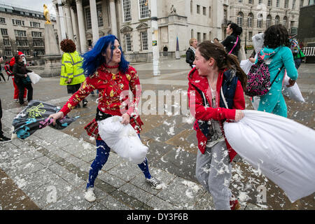 Internationale Kissen Tag kämpfen, Leeds, West Yorkshire, UK. 5. April 2014 Stockfoto