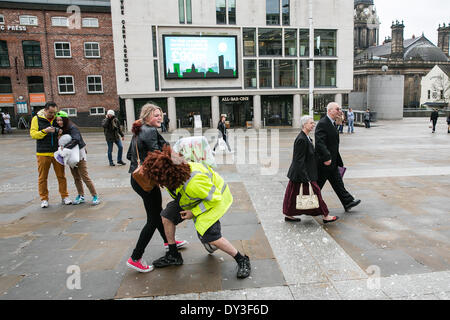 Internationale Kissen Tag kämpfen, Leeds, West Yorkshire, UK. 5. April 2014 Stockfoto