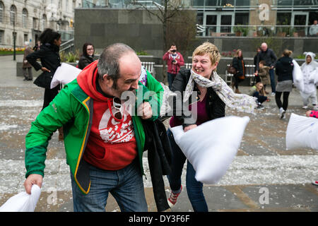 Internationale Kissen Tag kämpfen, Leeds, West Yorkshire, UK. 5. April 2014 Stockfoto