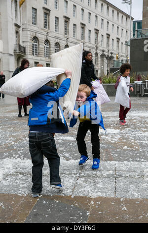 Internationale Kissen Tag kämpfen, Leeds, West Yorkshire, UK. 5. April 2014 Stockfoto