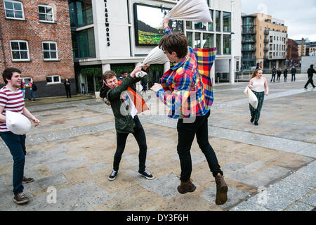 Internationale Kissen Tag kämpfen, Leeds, West Yorkshire, UK. 5. April 2014 Stockfoto