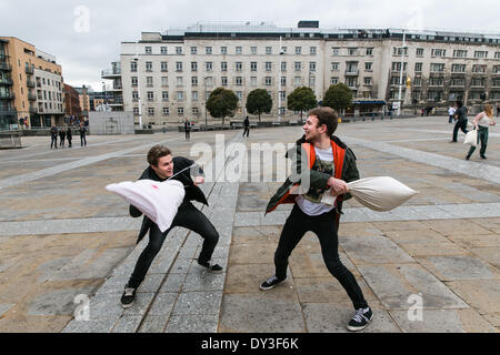 Internationale Kissen Tag kämpfen, Leeds, West Yorkshire, UK. 5. April 2014 Stockfoto