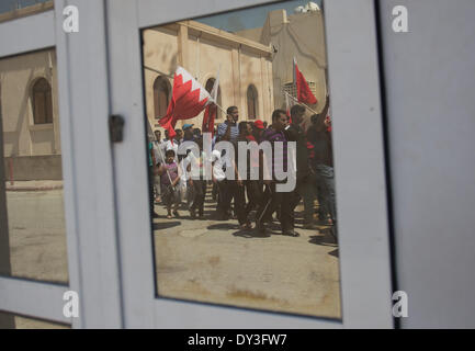 Abu Saiba, Bahrain. 5. April 2014. Anti-Regierungs-Demonstranten demonstrieren gegen Formel 1 Grandprix, die gehostet in Bahrain, Bahrain ist, dass das alte Land im Golf im Februar 2011 mit Shia'a Mehrheit am 5. April 2014, in Abu Saiba Bahrain war erschüttert. (Foto von Ahmed AlFardan/NurPhoto) Ahmed Alfardan/NurPhoto/ZUMAPRESS.com/Alamy © Live-Nachrichten Stockfoto