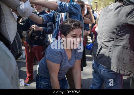 Paris, Frankreich. 5. April 2014. Kissen Kampf Tag 2014 in Paris am Platz der Republik, am 5. April 2014. Rund hundert Menschen mit Kostümen und Kissen kämpften zusammen eine Stunde. (Foto von Michael Bunel/NurPhoto) Bildnachweis: Michael Bunel/NurPhoto/ZUMAPRESS.com/Alamy Live-Nachrichten Stockfoto