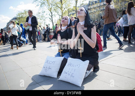 Paris, Frankreich. 5. April 2014. Kissen Kampf Tag 2014 in Paris am Platz der Republik, am 5. April 2014. Rund hundert Menschen mit Kostümen und Kissen kämpften zusammen eine Stunde. (Foto von Michael Bunel/NurPhoto) Bildnachweis: Michael Bunel/NurPhoto/ZUMAPRESS.com/Alamy Live-Nachrichten Stockfoto