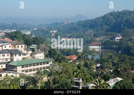 Kandy, Central Province, Sri Lanka, Blick über Kandy See in Richtung Tempel der heiligen Zahn-Reliquie Stockfoto