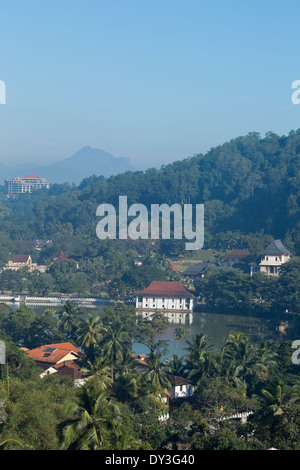 Kandy, Central Province, Sri Lanka, Blick über Kandy See in Richtung Tempel der heiligen Zahn-Reliquie Stockfoto