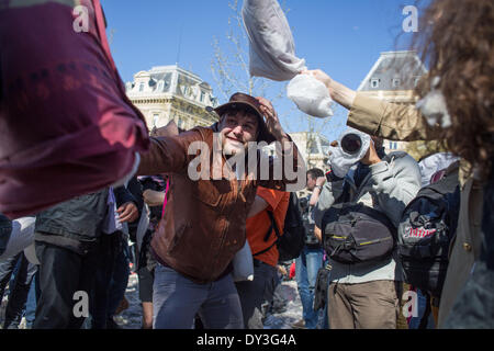 Paris, Frankreich. 5. April 2014. Kissen Kampf Tag 2014 in Paris am Platz der Republik, am 5. April 2014. Rund hundert Menschen mit Kostümen und Kissen kämpften zusammen eine Stunde. (Foto von Michael Bunel/NurPhoto) Bildnachweis: Michael Bunel/NurPhoto/ZUMAPRESS.com/Alamy Live-Nachrichten Stockfoto