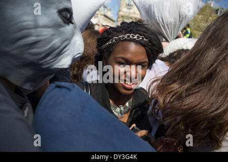 Paris, Frankreich. 5. April 2014. Kissen Kampf Tag 2014 in Paris am Platz der Republik, am 5. April 2014. Rund hundert Menschen mit Kostümen und Kissen kämpften zusammen eine Stunde. (Foto von Michael Bunel/NurPhoto) Bildnachweis: Michael Bunel/NurPhoto/ZUMAPRESS.com/Alamy Live-Nachrichten Stockfoto