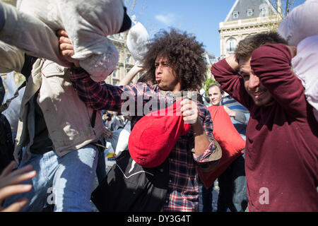 Paris, Frankreich. 5. April 2014. Kissen Kampf Tag 2014 in Paris am Platz der Republik, am 5. April 2014. Rund hundert Menschen mit Kostümen und Kissen kämpften zusammen eine Stunde. (Foto von Michael Bunel/NurPhoto) Bildnachweis: Michael Bunel/NurPhoto/ZUMAPRESS.com/Alamy Live-Nachrichten Stockfoto