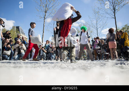 Paris, Frankreich. 5. April 2014. Kissen Kampf Tag 2014 in Paris am Platz der Republik, am 5. April 2014. Rund hundert Menschen mit Kostümen und Kissen kämpften zusammen eine Stunde. (Foto von Michael Bunel/NurPhoto) Bildnachweis: Michael Bunel/NurPhoto/ZUMAPRESS.com/Alamy Live-Nachrichten Stockfoto